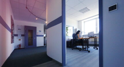 Mitarbeiterin im EMC Home of Data Büro bei der Arbeit
