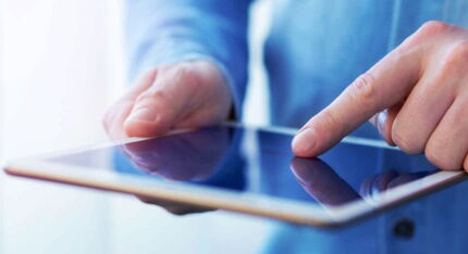 Mitarbeiter prüft am Tablet das Kunden-Info & Ticket System